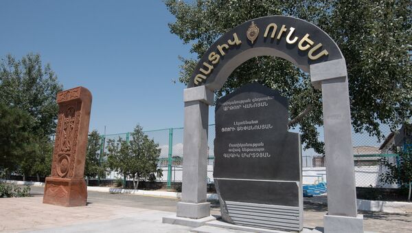 Друзья и коллеги почтили память погибших при захвате полка ППС полицейских - Sputnik Армения