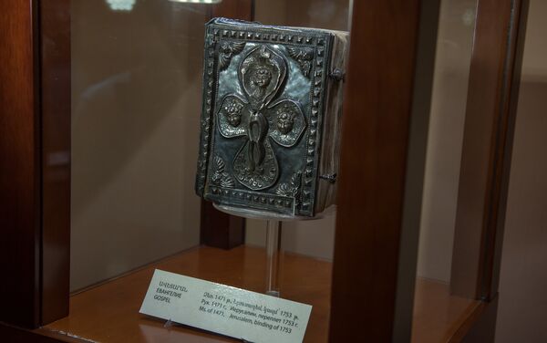 Армянская семья из США подарила Евангелие 1471 года Ереванскому Институту древних рукописей Матенадаран - Sputnik Армения