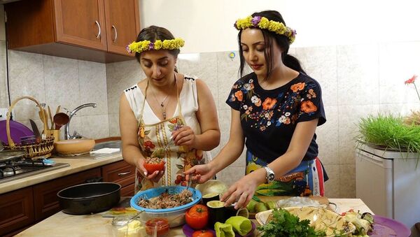 В гостях у шеф-повара: как приготовить летнюю толму - Sputnik Армения