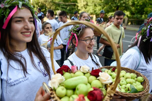 Праздничное шествие к празднику Вардавар - Sputnik Армения