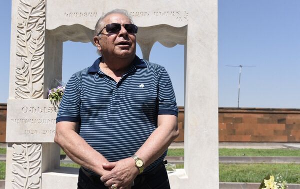 Ռուբեն Մաթևոսյանը` Օֆելյա Համբարձումյանի հուշարձանի բացմանը - Sputnik Արմենիա