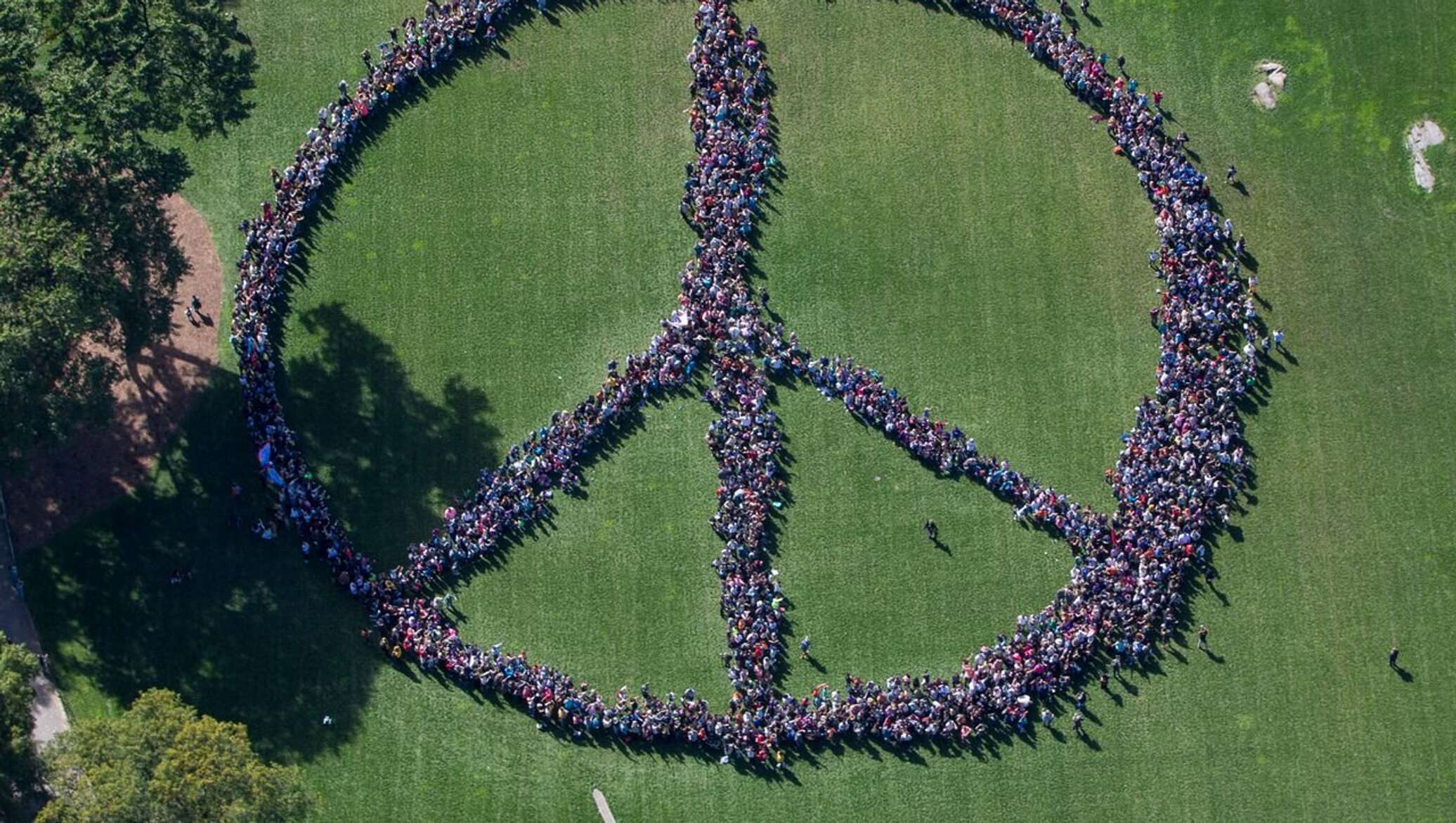 Imagine piece. Символ пацифистов. Джеральд Холтон Пацифик. Символ мира. Пацифик фото.