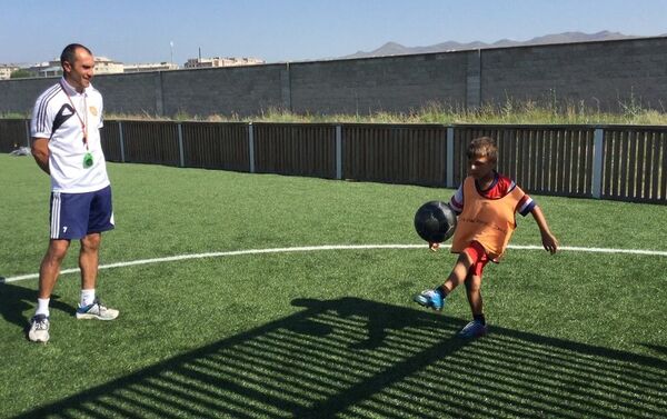 8-летний Геворг Айрапетян в течение 6 минут наносит 600 ударов по мячу, не давая ему коснуться земли - Sputnik Армения