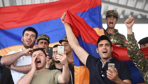 Болельщики команды армии Армении, участвующей в индивидуальной гонки соревнований по танковому биатлону - Sputnik Արմենիա