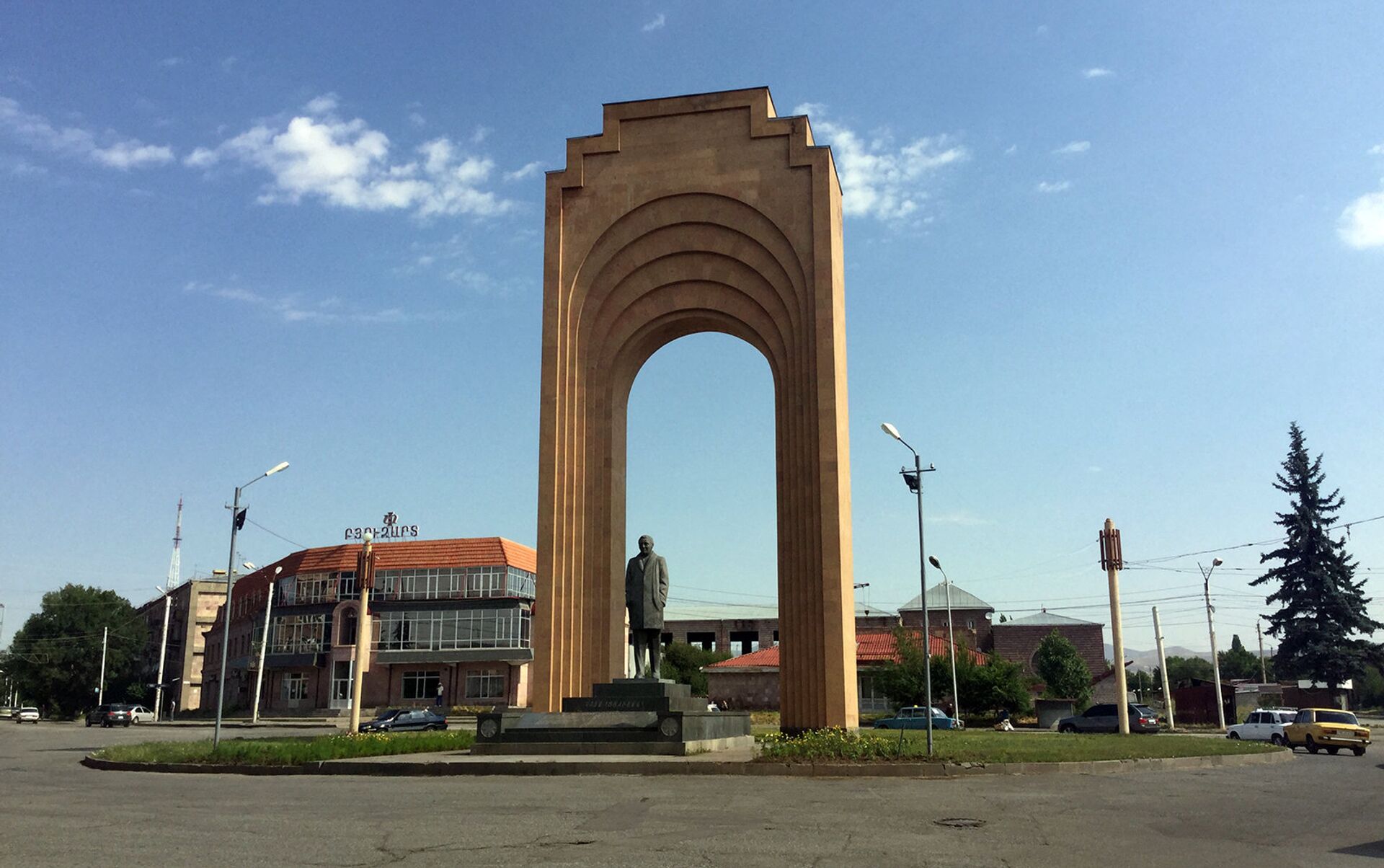 Памятник Вардану Мамиконяну в Гюмри