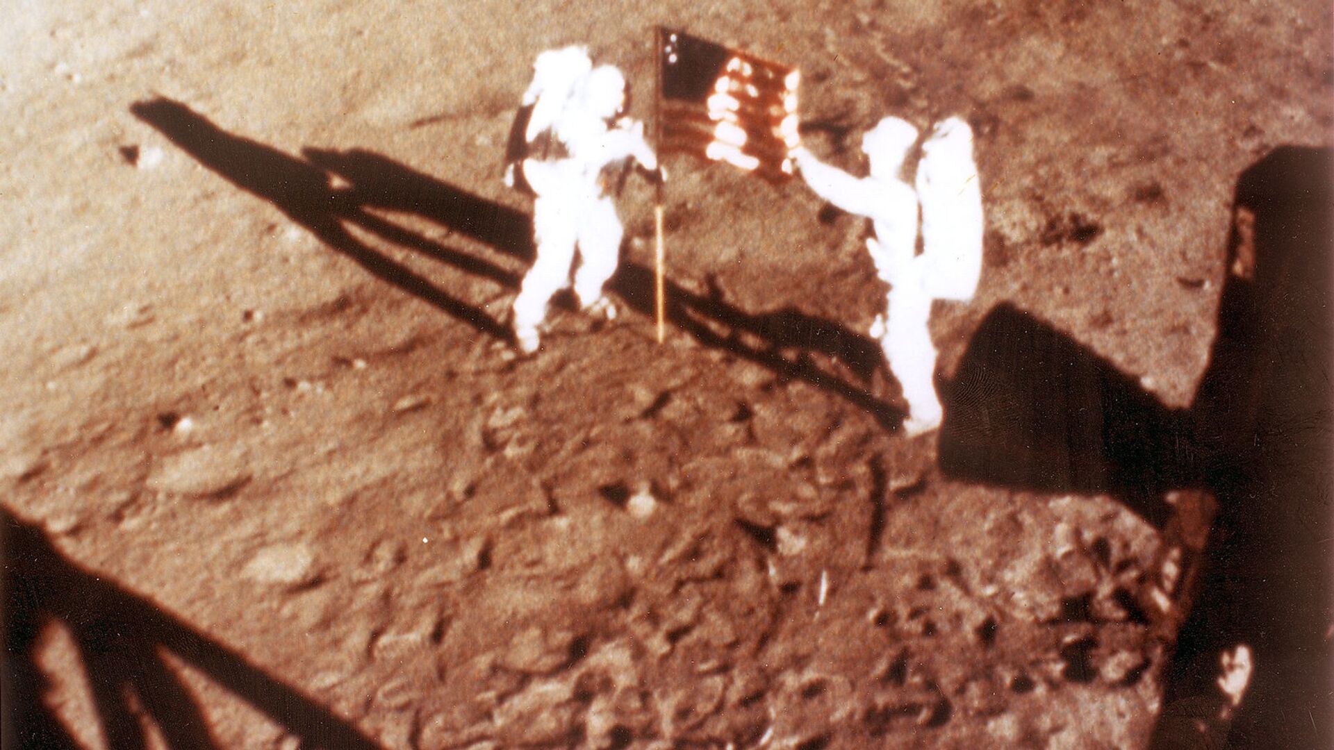 Американские астронавты Нил Армстронг и Баз Элдрин с флагом США на Луне - Sputnik Армения, 1920, 28.04.2021