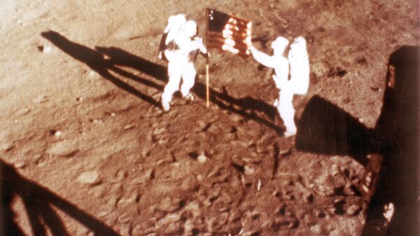 Американские астронавты Нил Армстронг и Баз Элдрин с флагом США на Луне - Sputnik Армения