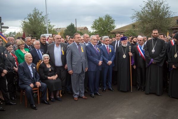Политическая элита Армении и родители Вазгена Саркисяна на открытии памятника спарапету - Sputnik Армения