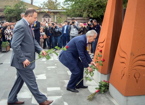 Председатель НС Армении Галуст Саакян возлагает цветы у памятника Вазгену Саркисяну - Sputnik Армения