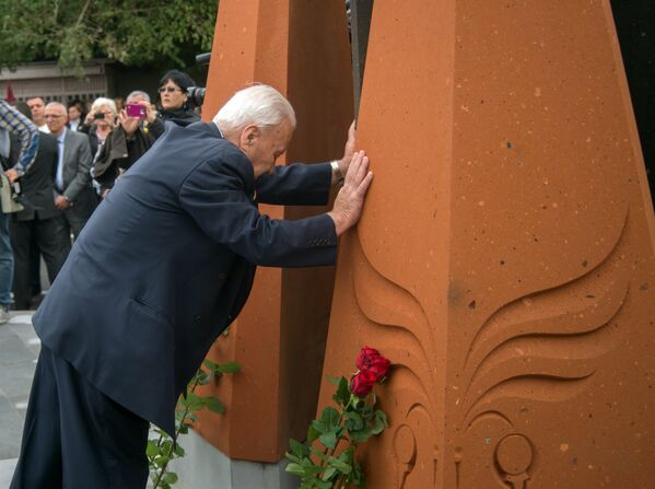 Отец Вазгена Саркисяна - Азат Саркисян у памятника сыну - Sputnik Армения