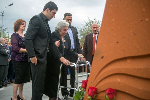 Мать Вазгена Саркисяна - Грета Саркисян у памятника сыну - Sputnik Армения