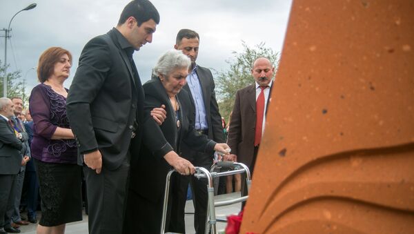 Мать Вазгена Саркисяна - Грета Саркисян у памятника сыну - Sputnik Армения