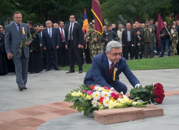 Президент Армении возложил цветы к памятнику Вазгена Саркисяна - Sputnik Армения