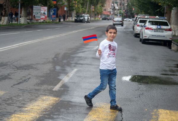 Мальчик с флагом Армении на улицах Эчмиадзина - Sputnik Армения