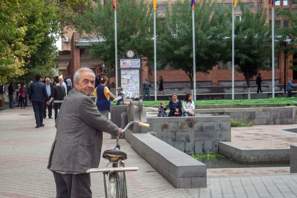 Житель Эчмиадзина с велосипедом - Sputnik Армения