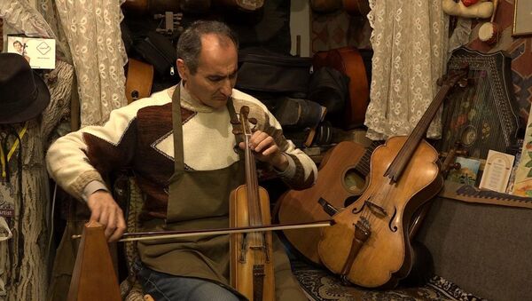 Армянский виолончелист удивляет игрой на разных инструментах - Sputnik Армения