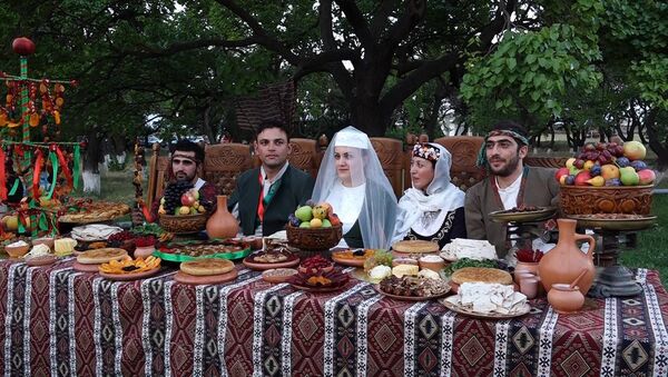 Традиционная армянская свадьба в музее-заповеднике «Звартноц» привлекла и туристов - Sputnik Армения