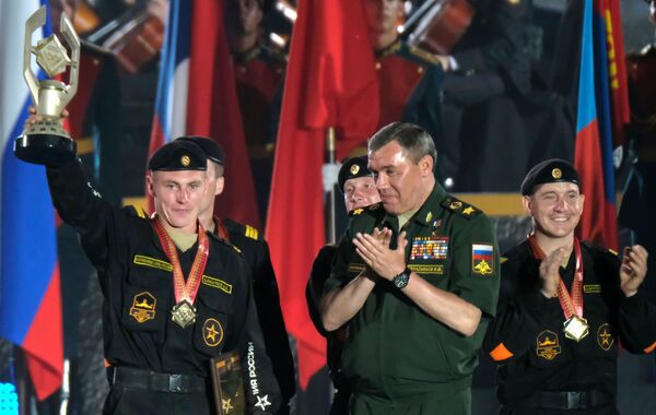 Начальник Генерального штаба Вооруженных сил РФ Валерий Герасимов во время награждения команды армии России, занявшей первое место на соревнованиях по танковому биатлону Армейских международных Игр-2017 Начальник Генерального штаба Вооруженных сил РФ Валерий Герасимов во время награждения команды армии России, занявшей первое место на соревнованиях по танковому биатлону Армейских международных Игр-2017 - Sputnik Армения