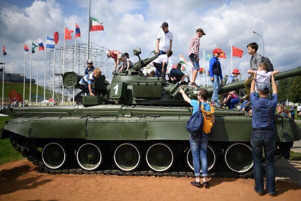 Посетители во время соревнований по танковому биатлону на полигоне Алабино - Sputnik Армения