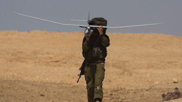 Израильский солдат с израильским беспилотником во время военных учений - Sputnik Армения