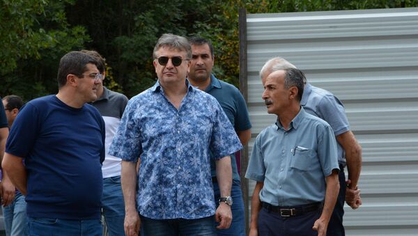 Премьер министры Арцаха и Армении Араик Арутюнян и Карен Карапетян посетли строящийся в Карвачаре завод воды - Sputnik Армения