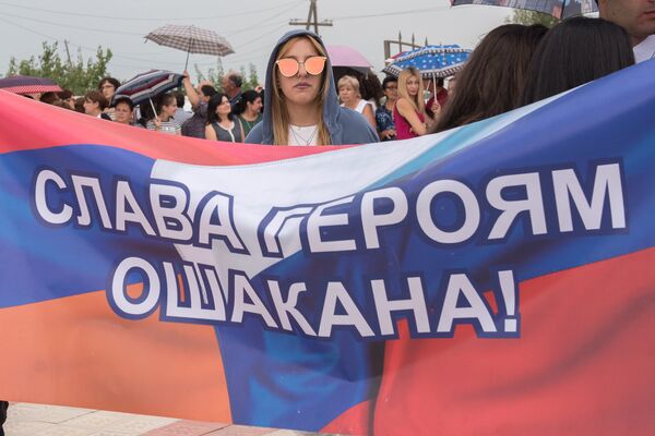 Возложение цветов у памятника «Героям Ошакана» Возложение цветов у памятника «Героям Ошакана» - Sputnik Արմենիա