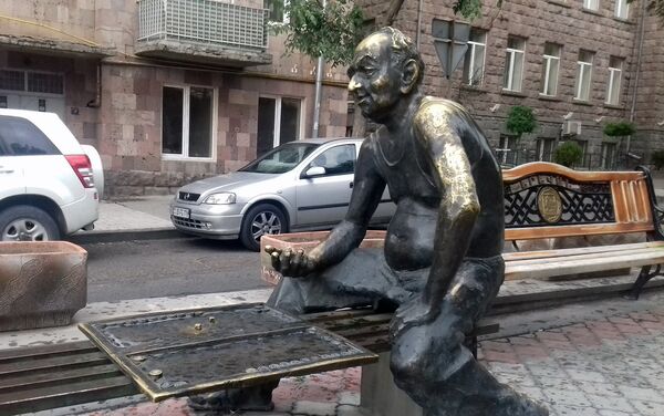 Памятник, игре в нарды в Ереване - Sputnik Армения