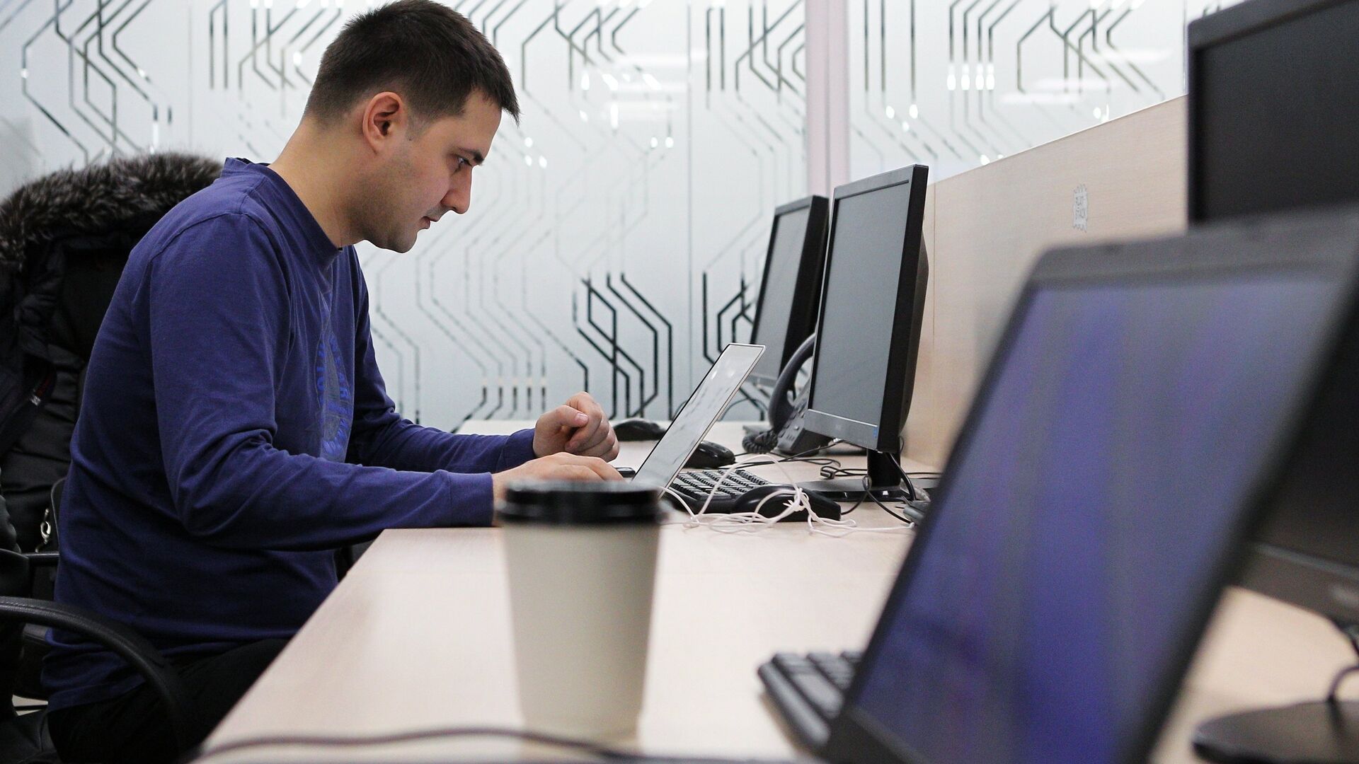 Мужчина в кабинете бизнес-инкубатора в технопарке в сфере высоких технологий - Sputnik Армения, 1920, 22.03.2023