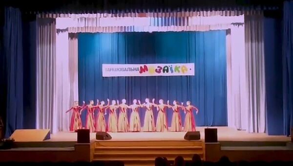 Украинские девушки танцуют армянские танцы - Sputnik Армения