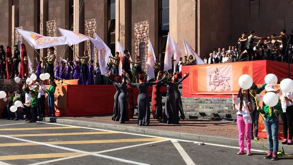 Выступление танцевального ансамбля на праздновании Дня города у мэрии Еревана - Sputnik Արմենիա