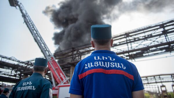 Пожар на заводе Наирит. Сотрудники МЧС РА - Sputnik Армения