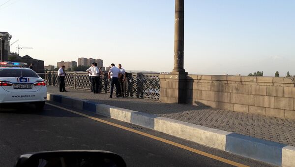 Автомобиль сорвался с моста Победа в Ереване - Sputnik Արմենիա