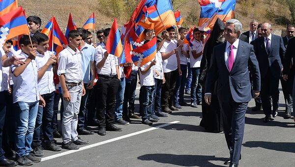 Серж Саргсян вместе с Бако Саакяном присутствовали на церемонии открытия автодороги Варденис-Мардакерт - Sputnik Армения