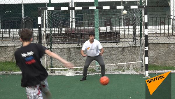 Участниц проекта Ты супер! Танцы Давид Айвазян играет в футбол - Sputnik Армения