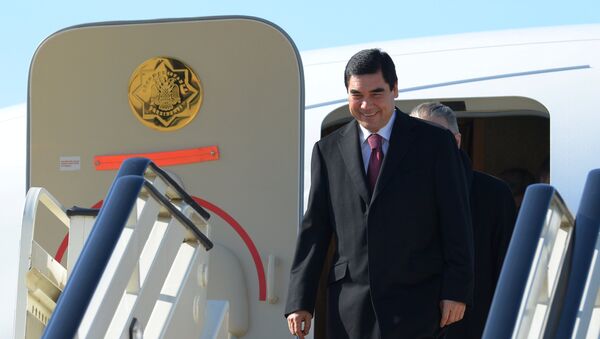 Президент Туркмении Гурбангулы Бердымухамедов спускается по трапу самолета - Sputnik Армения