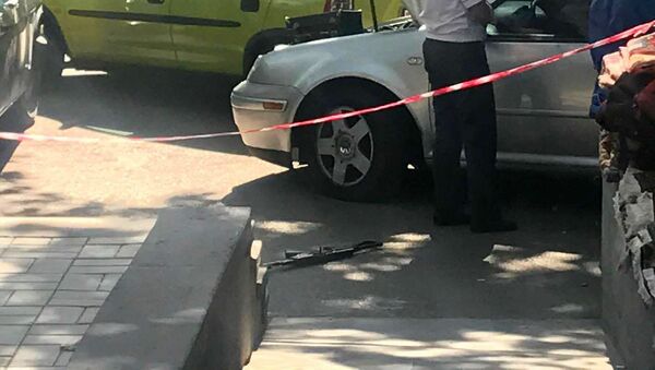 Оружие на месте на улице Бюзанда, где произошла стрельба - Sputnik Армения