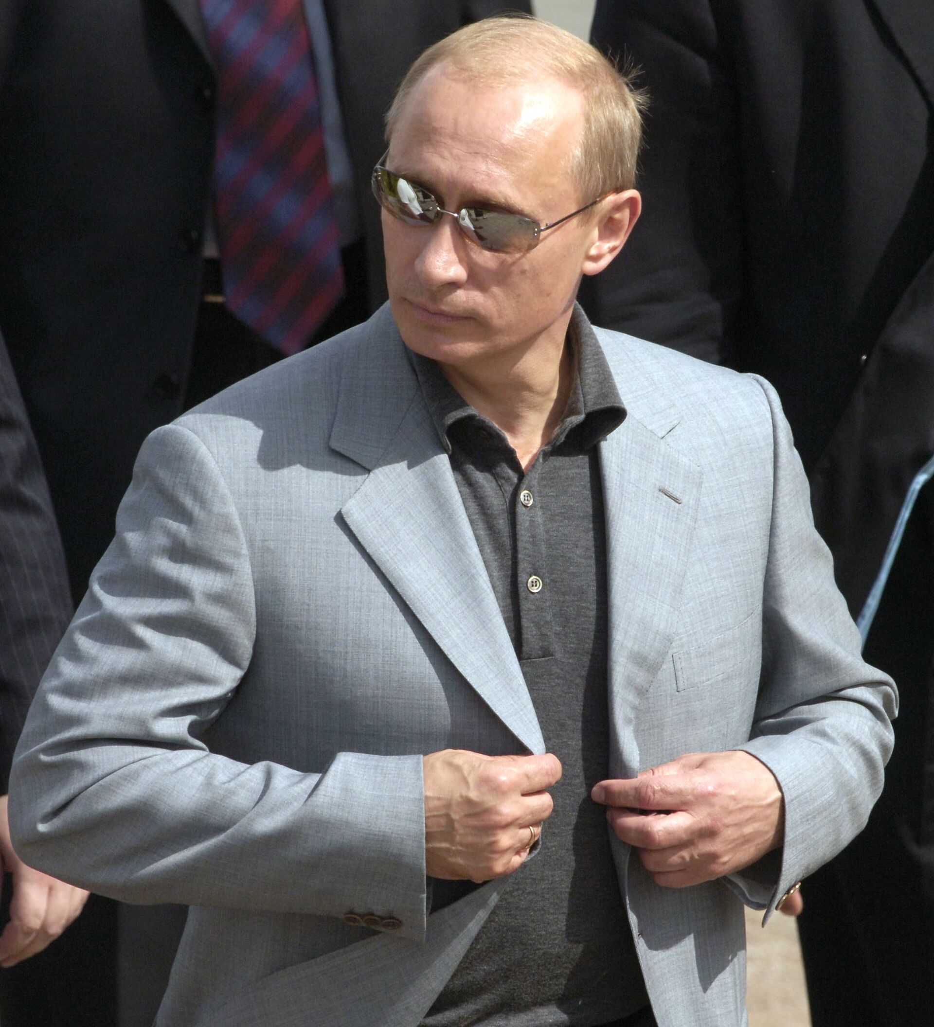 Путин в черных очках