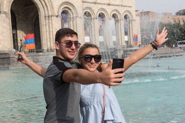 День независимости отметили в Армении. Туристи - Sputnik Армения