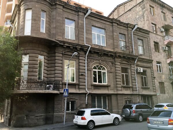 Здания в центре Еревана. Здания в центре Еревана. - Sputnik Армения