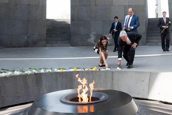 Алан Дункан посетил Мемориал жертв Геноцида армян в Цицернакаберде Алан Дункан посетил Мемориал жертв Геноцида армян в Цицернакаберде - Sputnik Արմենիա