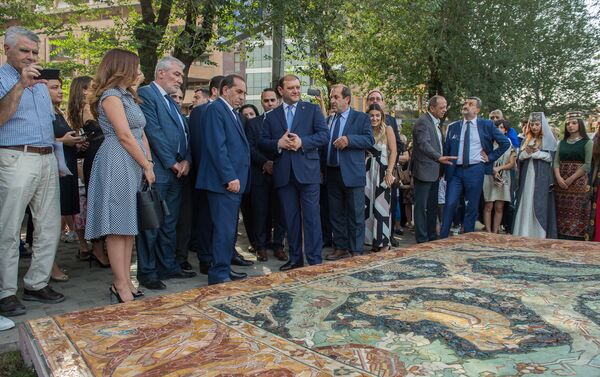 Открытие мозаичного ковра Вишапагорг в центре Ереване Открытие мозаичного ковра Вишапагорг в центре Ереване - Sputnik Армения