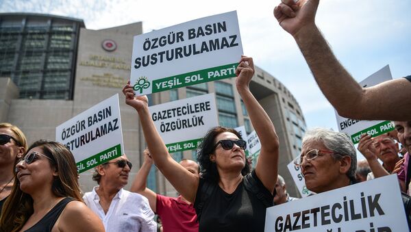 Акция протеста представителей турецких СМИ. Надпись на плакате: Свободные СМИ невозможно заставить замолчать - Sputnik Армения
