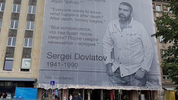 Портрет Сергея Довлатова на площади Вабадузе в Таллине - Sputnik Армения