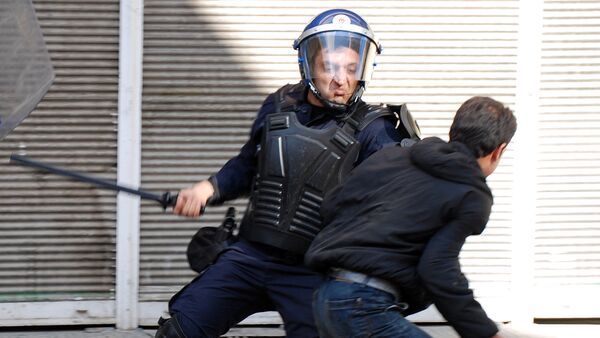 Турецкий полицейский бьет курдского демонстранта - Sputnik Армения