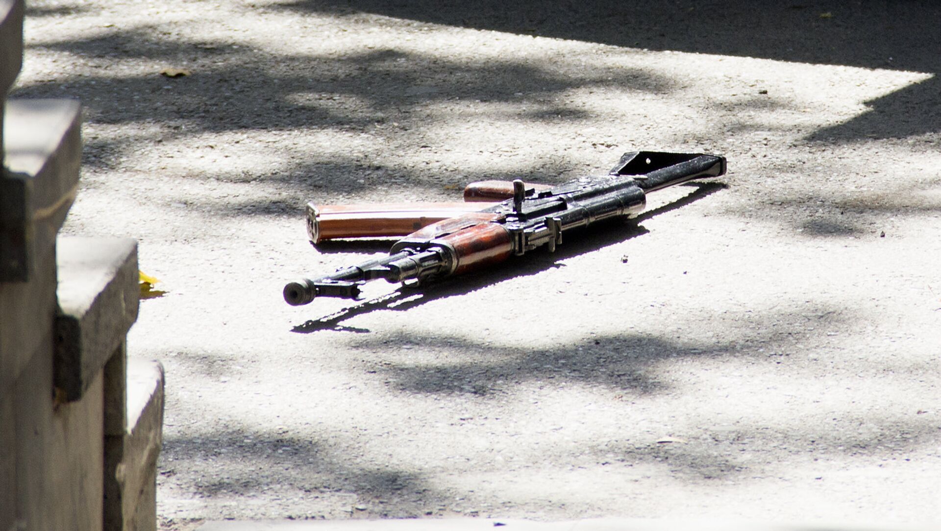 Оружие на месте на улице Бюзанда, где произошла стрельба - Sputnik Армения, 1920, 22.04.2021