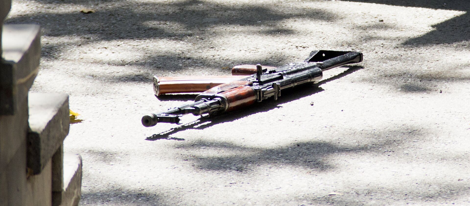 Оружие на месте на улице Бюзанда, где произошла стрельба - Sputnik Արմենիա, 1920, 05.09.2021
