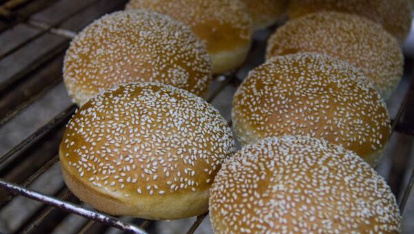 Французский хлеб армянской выпечки в Арзни - Sputnik Армения