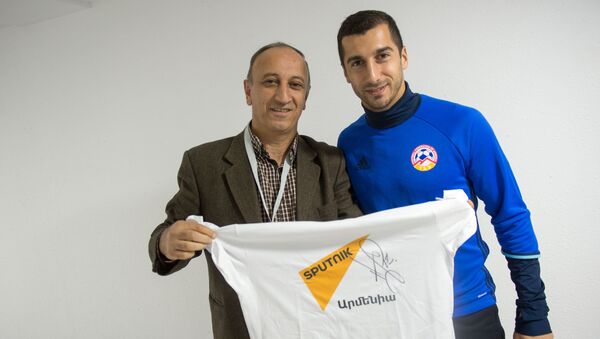 Генрих Мхитарян подписывает футболку Sputnik Армения - Sputnik Արմենիա