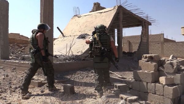 Военнослужащие во время мероприятий по разминированию сирийского города Дейр-эз-Зор - Sputnik Армения