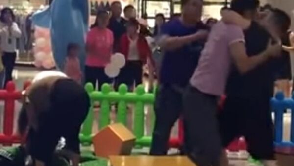 Видеофакт: массовая драка родителей в торговом центре в Китае - Sputnik Արմենիա